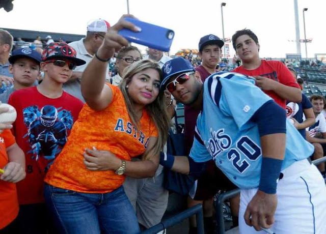 Ya la fanaticada enloquece con Yulieski Gurriel y aún no ha llegado a las Mayores