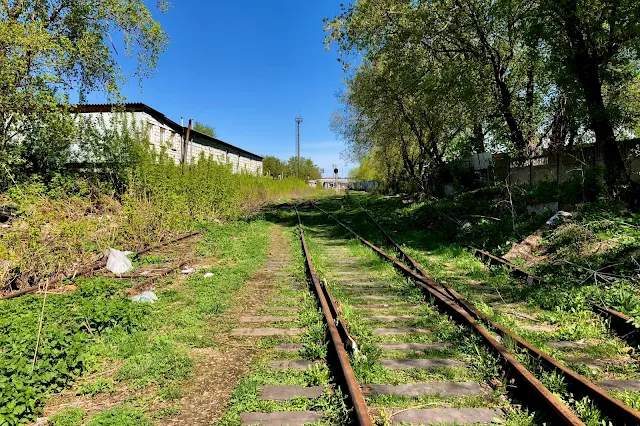 Симоновская железнодорожная ветка, слева – гаражи (ГСК «Рубка»), справа – территория бывшего завода «Монобетон»