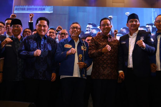 Menteri BUMN Erick Thohir (batik biru) bersama dengan Ketum PAN Zulkifli Hasan (tengah) dan Gubernur DKI Jakarta Anies Baswedan (batik coklat), saat menghadiri acara BM PAN.