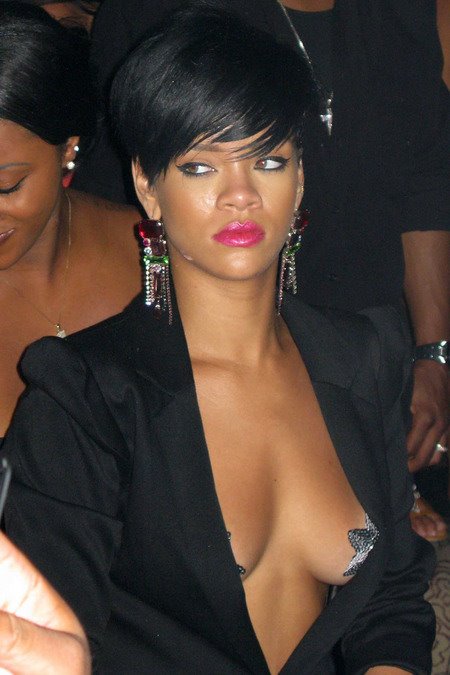 [gallery_main-0706_rihanna_pasties_00.jpg]