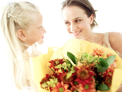 Every woman love a bouquet of flowers for a special occasion and your mom is not an exception. 