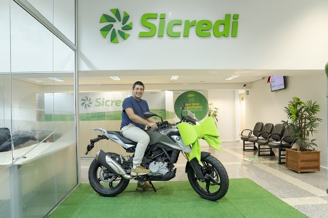 Sicredi Vale do Piquiri Abcd PR/SP entrega moto à terceiro premiado em campanha de capital social