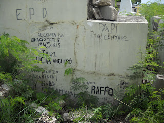 Tumba de Raffo abandonada en el viejo cementerio.