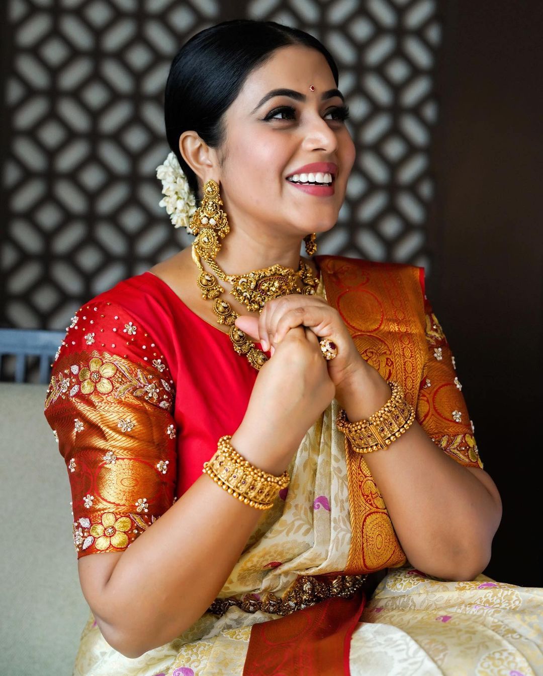Actress Shamna Kasim  looks elegant in Traditional Saree