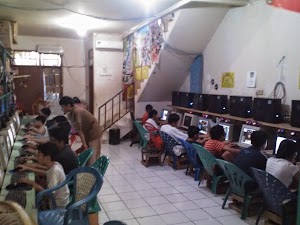 5 Hal Menyebalkan Ketika Bermain Game Online di Warnet