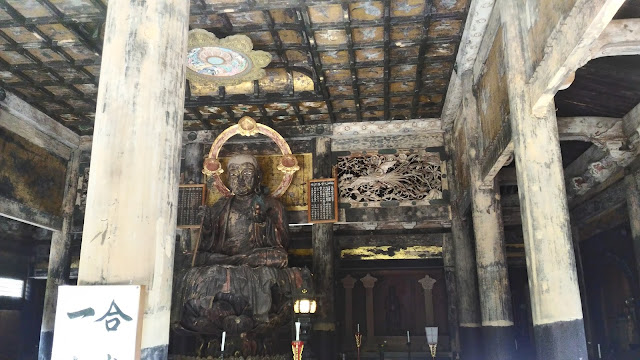 Un bouddha en bois dans le temple