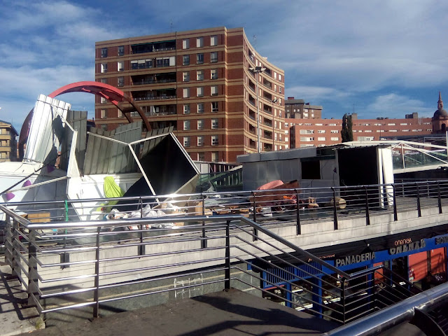 El viento echa abajo puestos de la feria agroartesana de la plaza de Cruces