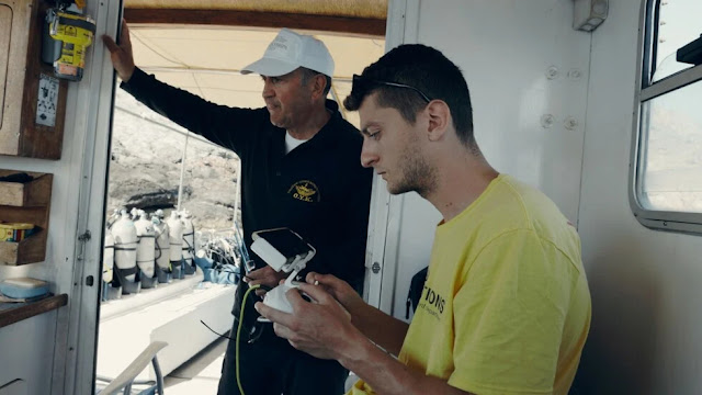 Οδηγώντας το υποβρύχιο drone (Guillaume Champain και Αλέξανδρος Παλατιανός). [Credit: Diego Carven, Hublot]