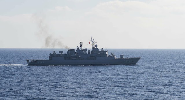Navio de guerra turco dispara mísseis em locais controlados por milícias rebeldes na Libia