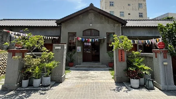 ▲和美街長宿舍懸掛剩布，象徵永續再利用。（彰化縣文化局提供）