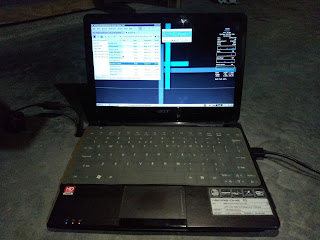 Foto Acer Aspire One 722 Yang Telah Di Install AntiX Linux - Membuka SpaceFM dan XMMS -