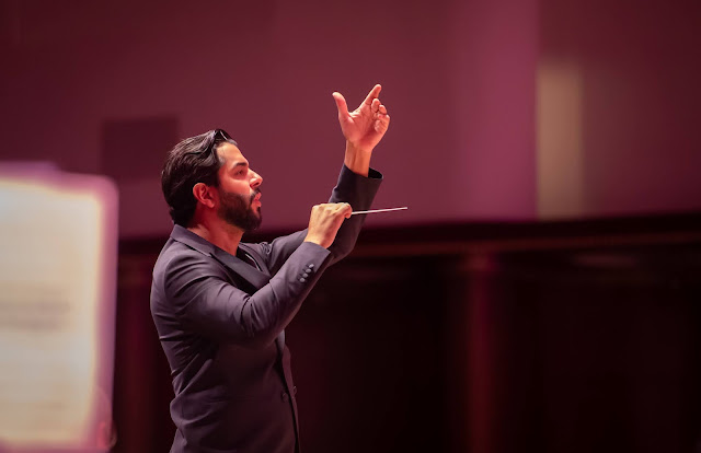 Domingo Hindoyan rehearsing, 20 June 2021 (Photo Brian Roberts)