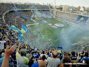 . en la bombonera al equipo xeneize.todo se tiñe de amarillo y azul, .