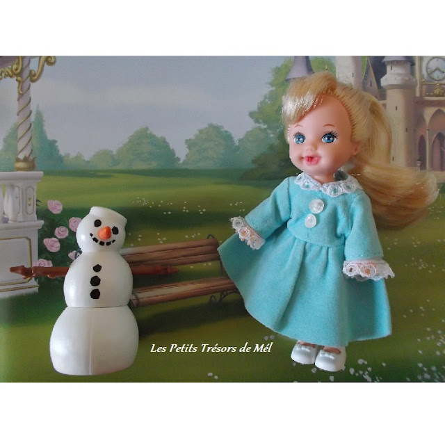 La petite soeur de Barbie déguisée en Reine des Neiges de Disney.