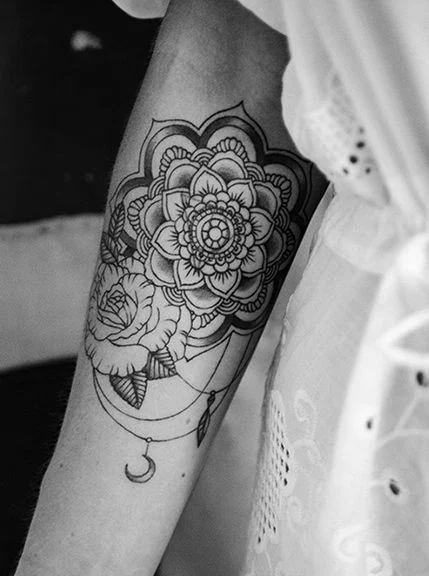 Vemos un tatuaje de mandala en una chica, el tatuaje es delicado y un tatuaje femenino