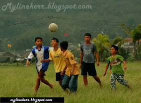 http://www.jurukunci.net/2013/11/16-peraturan-sepak-bola-ketika-kita-masih-anak-anak.html