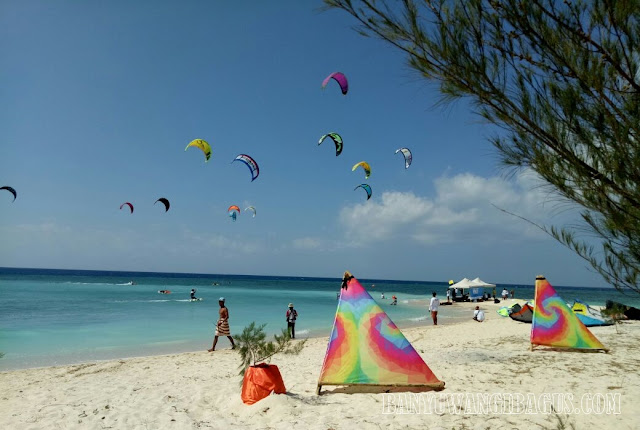 Kite boarding dan wind surfing di Pulau Tabuhan.