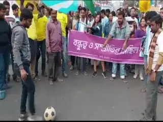 বিশ্বকাপকে ঘিরে উন্মাদনায় মাতলো এসএফআই ও ডি ওয়াইএফআই, সম্প্রীতির ফুটবল খেলা হল বর্ধমানে