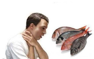 هل تعرف ماذا عليك أن تفعل عندما تتعلق شوكة  السمك فى حلقك ؟ 