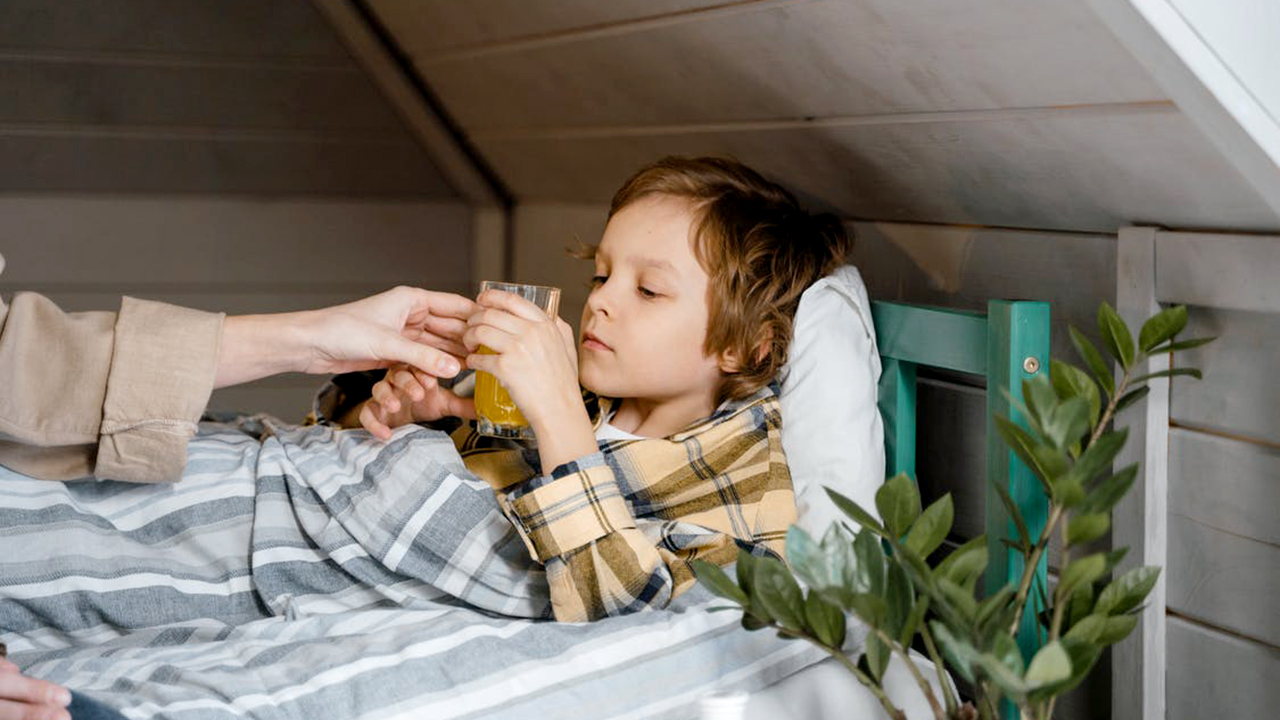 12 Cara Alami Menurunkan Demam pada Anak beserta Obatnya