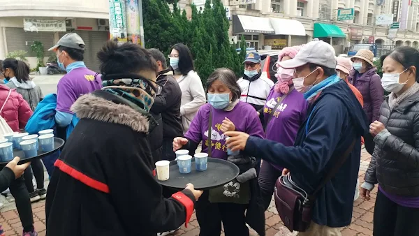 溪州元旦升旗健走 明道大學餐旅奉薑茶溫暖結緣