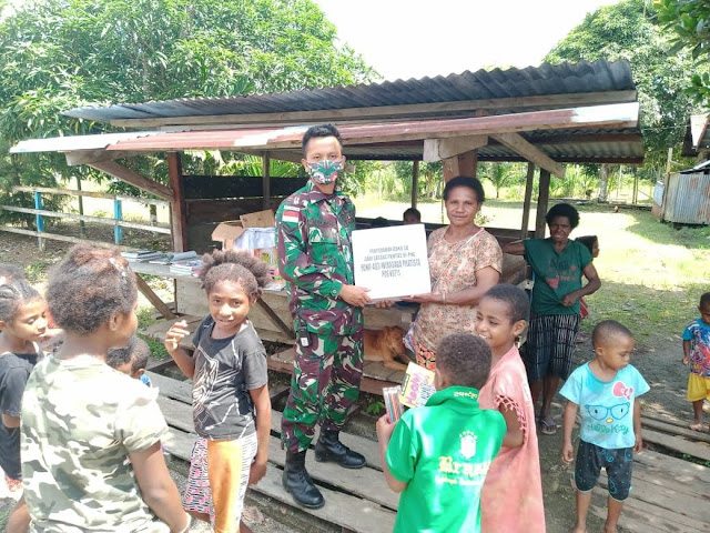 Peduli Pendidikan, Satgas Pamtas TNI Yonif 403/WP Bagikan Buku dan Alat Tulis ke Anak-Anak di Keerom Papua