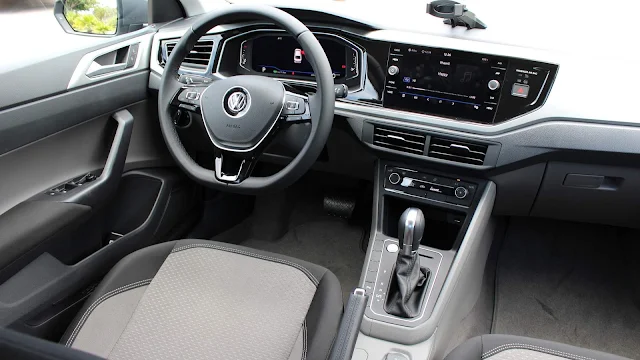 VW Virtus (Polo Sedan) TSI Automático - interior - painel