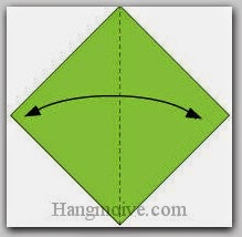 Bước 1: Gấp đôi cạnh giấy lại để tạo nếp gấp, sau đó lại mở ra.