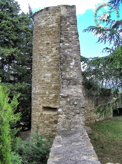 VILLEDIEU (84) - Remparts médiévaux