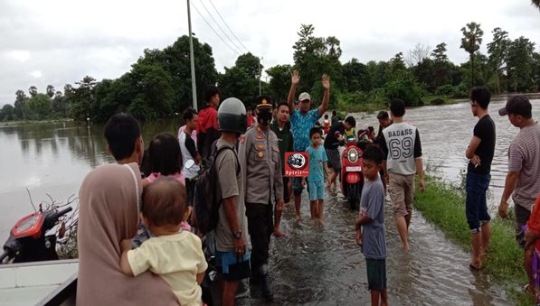 Kapolsek Pattallassang, Lakukan Pemantauan Wilayah Terendam Banjir