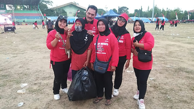 HM Dasum SE MMA ajak peserta untuk bersihkan sampah setelah penyelenggaraan event SENAM SICITA