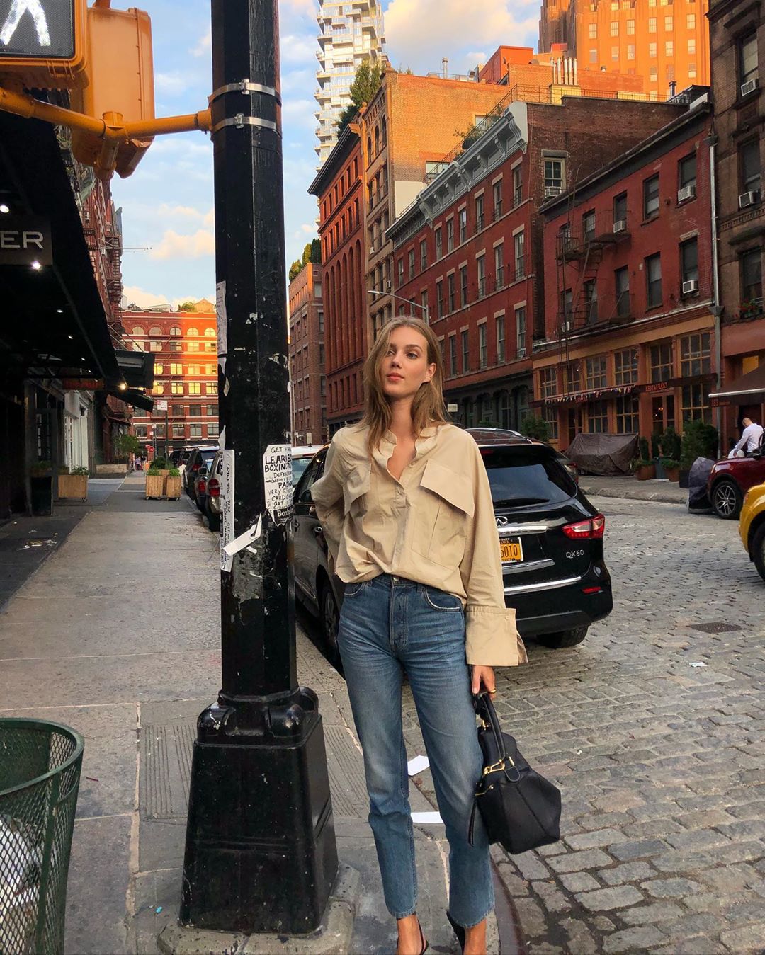 Transitional Chic Fall Outfit - Cecilie Moosgaard Nielsen in button-down shirt and denim jeans