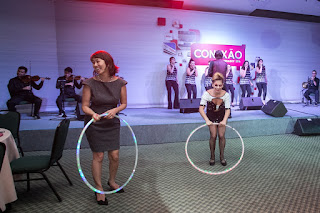 Convidados participando em show de Humor e Circo Produtora durante o evento Convenção Abradit das Concessionarias Toyota realizado no Transamerica São Paulo.