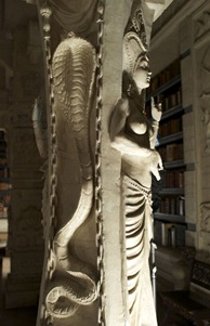 Una columna de, tal vez, la Biblioteca Caster