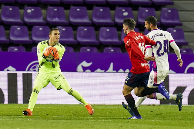 Jordi Masip bloca la pelota ante Calleri y Joaquín. REAL VALLADOLID C. F. 3 CLUB ATLÉTICO OSASUNA 2. 11/12/2020. Campeonato de Liga de 1ª División, jornada 13. Valladolid, estadio José Zorrilla.