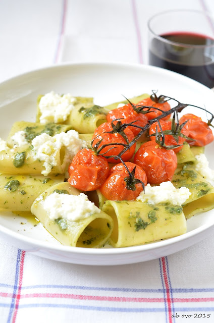 Paccheri-con-pomodorini-arrosto-burrata-e-olio-al-basilico