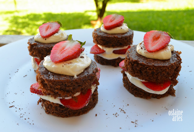 Mini Bolo de Chocolate com Morangos e Chantilly