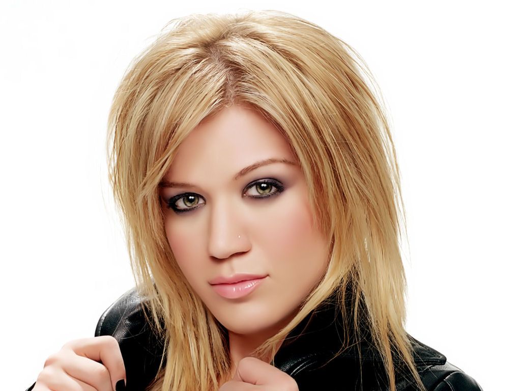 kelly clarkson hairstyles for round faces title=