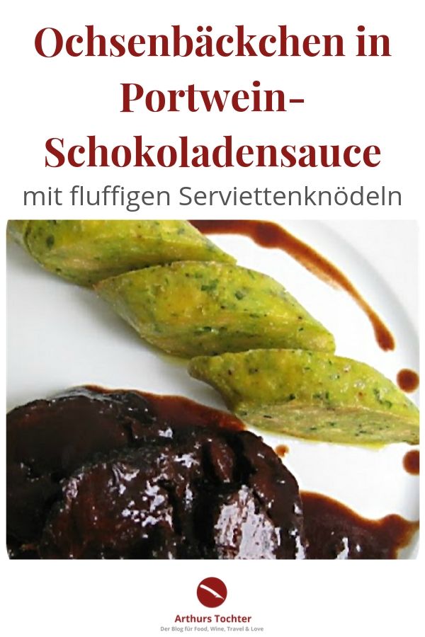 Das berühmte Originalrezept aus Chefkoch.de von Arthurs Tochter, bekannt als "Ochsenbacken-Queen". Die butterzarten und perfekt geschmorten Ochsenbacken hier in einer wahnsinnig tollen, tiefgründigen Sauce und Serviettenknödeln, die Dank eines Tricks besonders fluffig werden. #geschmort #rezept #originalrezept #arthurstochter #chefkoch #lafer #jamie #oliver #backofen #rotwein #portwein #schokolade #römertopf #fleisch #weihnachten #knödel #serviettenknödel #tm31 #wein #beilagen #polenta #foodblog