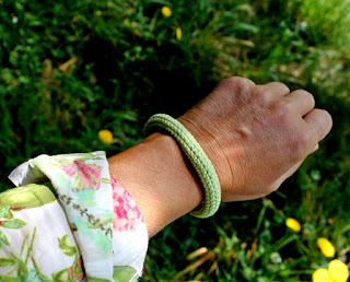 http://www.grimmskram.net/2014/04/hakelarmband.html