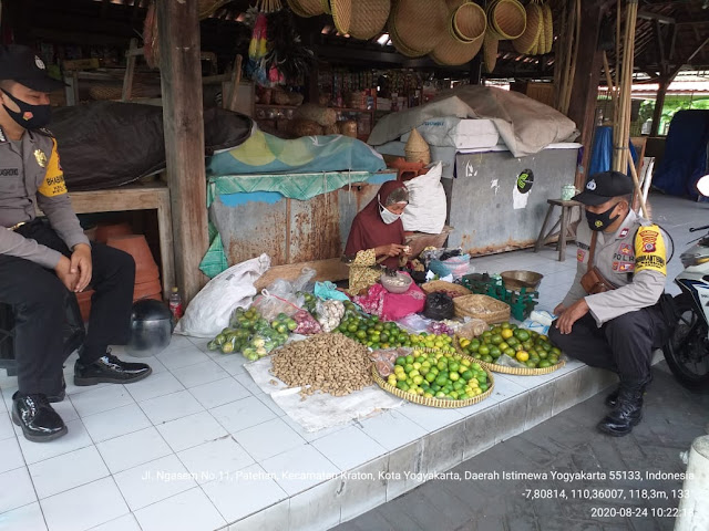 Unit Binmas Polsek Keraton Sambangi Pedagang Pasar Himbau Patuhi Protokol Kesehatan