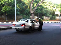 Polisi Melakukan ujicoba pembatasan Kendaraan Pelat Ganjil-genap di Jl Gatot Subroto