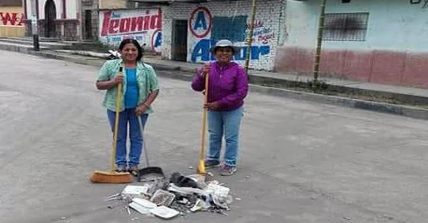 Profesora de Cajamarca barre las calles luego de dictar clases