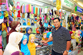 salah satu pedagang busana muslim murah di pasar tanah abang
