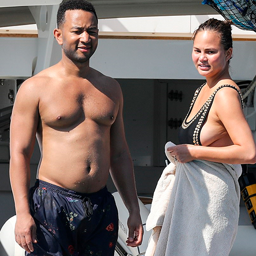 John Legend sem camisa com esposa