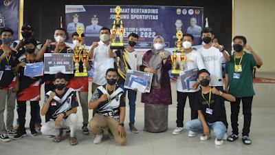 Bupati Masnah Berikan Tropi Juara Tournament E-Sport Mobile Legend Bupati Cup Millenial 2022