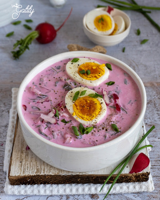 różowa zupa w ugotowanym jajkiem na twardo