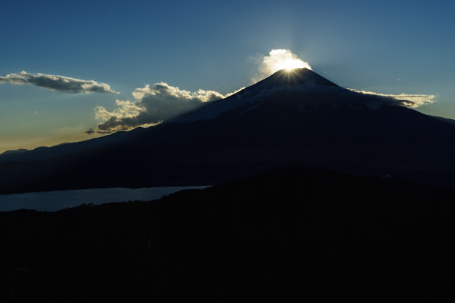 山梨百名山・石割山山頂からのダイヤモンド富士