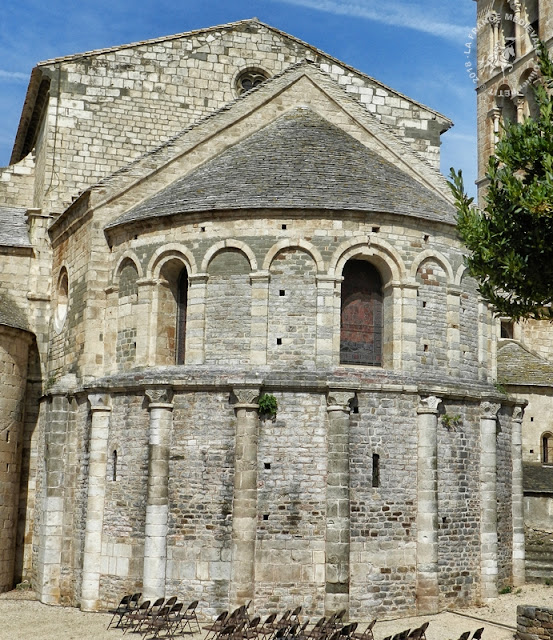 Bâtie dans le style roman occitan, l'abbatiale comporte deux clochers carrés dont  celui placé au sud est fortifié.