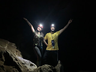 Una pareja se divierte y explora en la oscuridad de la mística caverna ceremonial, viviendo momentos inolvidables juntos.